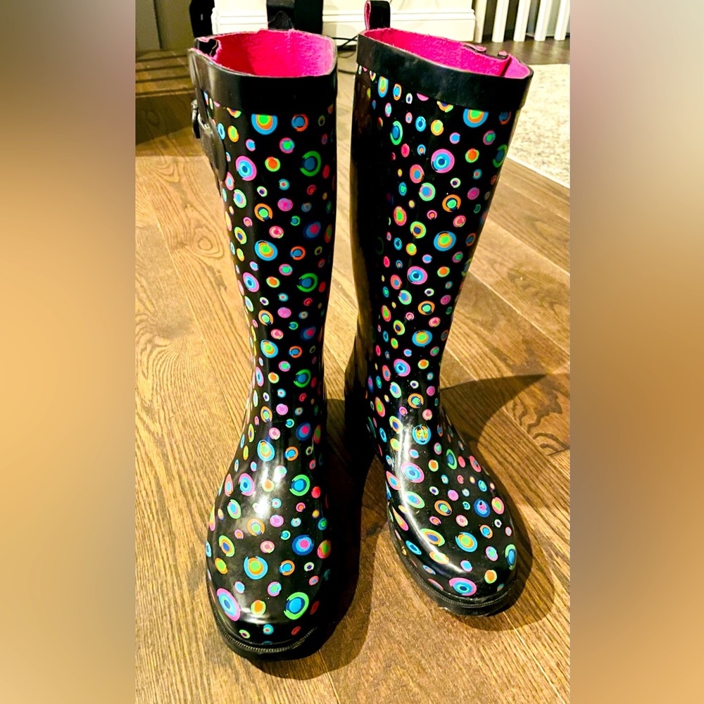 Colorful Polka Dot Black Mid-Calf to Knee Rain Boots – Barely Worn